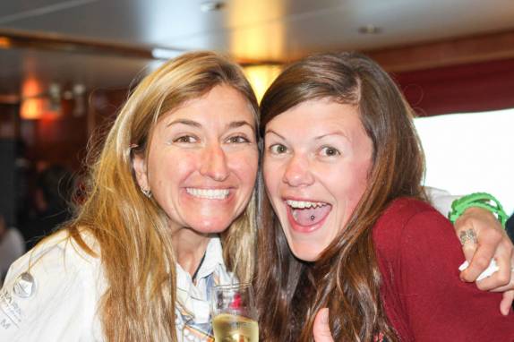 A Val, nossa guia de caiaques, e a escocesa Rowan se confraternizam no trecho entre Buenos Aires e as Ilhas Malvinas (foto de Marla Barker)